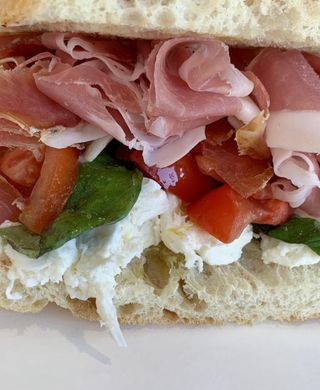 N.2 Crudo, fior di latte, pomodoro fresco e basilico