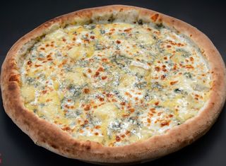 Pizza Pe Vatră Quattro Formaggi 32cm