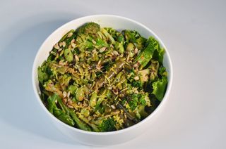 Салат Зеленый с семечеками и брокколи