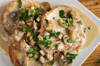 Медальони От Пилешко Филе С Печурки И Печен Сос (350г)