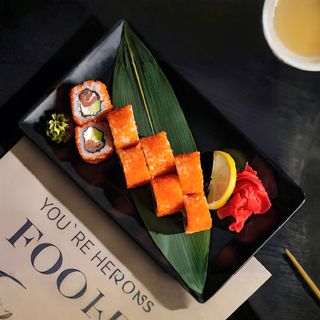 Каліфорнія з лососем в ікрі (220г)