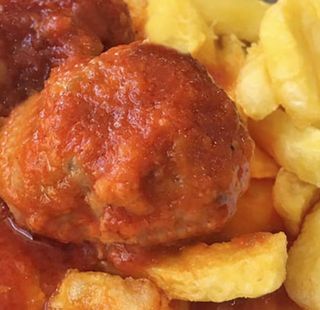Guiso De Albóndigas Con Salsa Y Patatas