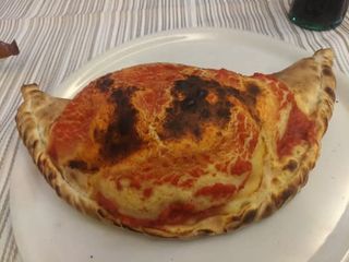 Calzone al Prosciutto Cotto Mozzarella e Pomodoro 