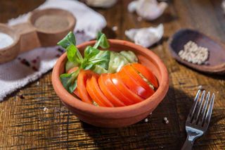 SALATA ASORTATA DE ROSII SI CASTRAVETI