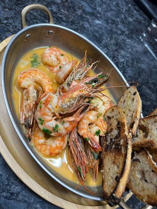 Creveţi cu sos de unt și vin