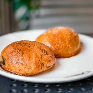 Bun with garlic / ფუნთუშები ნივრის