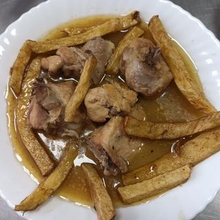 Pollo con ajo cabañil y patatas fritas