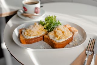 Скрембл з тостом та креветками (200г)