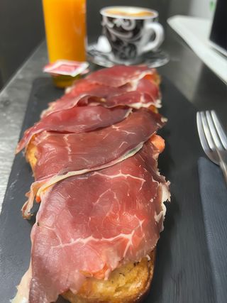 TOSTADA DE TOMATE Y CECINA
