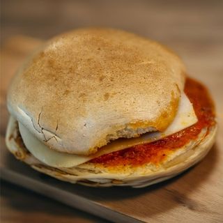 Mollete De Sobrasada De Chato Murciano Y Queso Gouda.