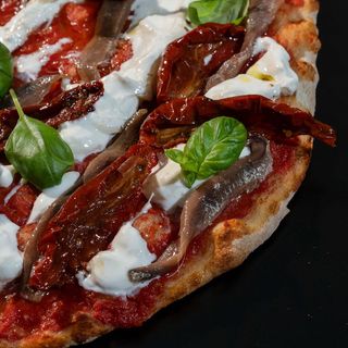 Burrata, alici e pomodori secchi alla pala