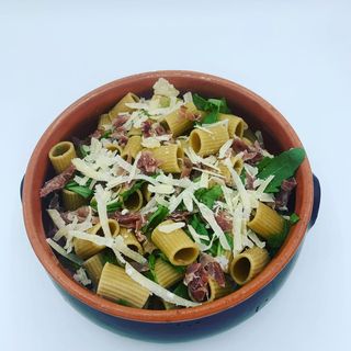 Pasta integrale con prosciutto crudo, rucola e parmigiano