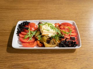 Селска салата с гриловани зеленчуци и овче сирене  (450г)