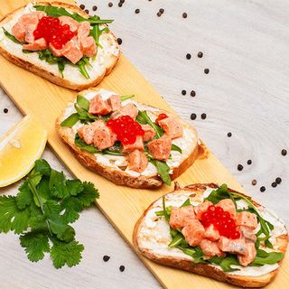 Брускетта с семгой