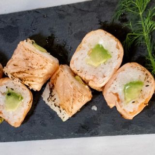 933-PINKY ROAST  SALMON  ROLL (6 PCS)  D