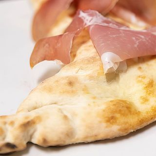 Calzone mozzarella e prosciutto crudo
