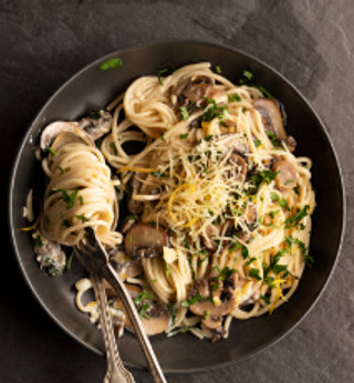 Udon carbonara con boletus y parmesano