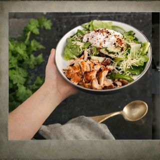 Салат з курячим стейком, яйцем пашот та овочами (300г)