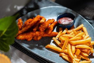 Hrskavi pileći štapići sa pomfritom