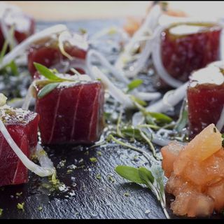 Atún agridulce con pan hawaiano