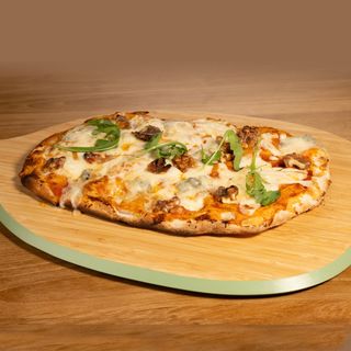 Pizza de gorgonzola, nueces y miel