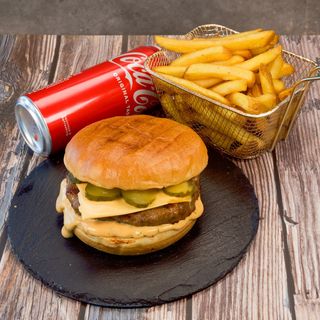 Бургер с плескавица +  картофки и Coca cola кен