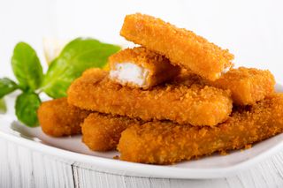 Fish fingers ( 5 piezas) y  papas fritas
