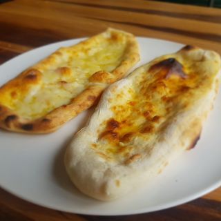 Пърленка с чесново масло и кашкавал