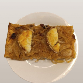 Coca de cebolla y queso de cabra