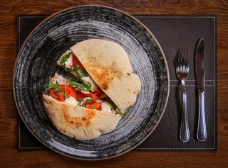 Sendvič u lepinji - Pavlaka, tunjevina, sir, paradajz, krastavac, luk