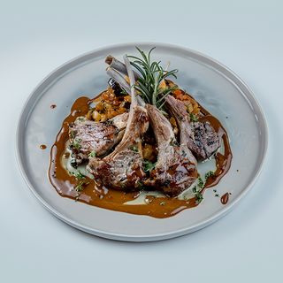 Баранья корейка на гриле с овощным соте (400г)