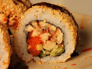 Каліфорнія з вугром в кунжуті (275g)