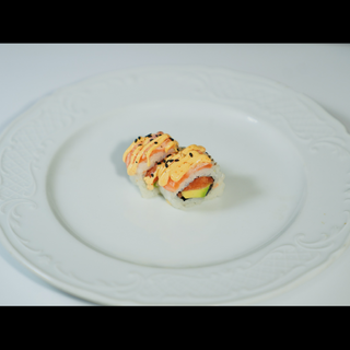 832.uramaki de salmón con aguacate y cubierto de salmón flameado (8uds)