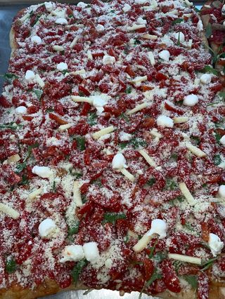 Pomodoro, mozzarella, scamorza affumicata mozzarella ciliegina, rucola