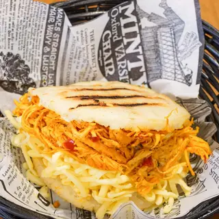 SG - Arepa de  pollo mechado y queso
