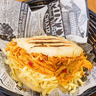 SG - Arepa de  pollo mechado y queso