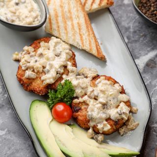 Котлеты из куриной грудки со сливочно-грибным соусом