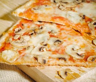 Pizza funghi al spicchio 