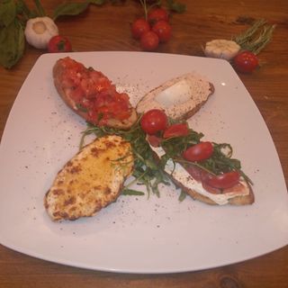 Bruschette cu rosii, busuioc si usturoi