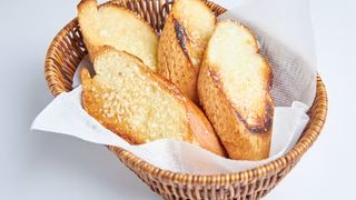 Запеченный багет с сыром 