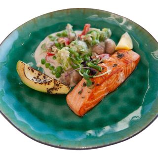 ЛОСОСЬ ЗАПЕЧЕНИЙ З ОВОЧЕВИМ СОТЕ ТА АВОКАДО-ФЛАМБЕ (410 г)