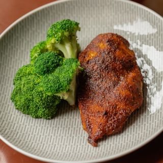 Курячий стейк з паприкою та броколі