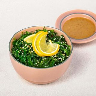 Salata Hiyashi Wakame cu sos de nuci