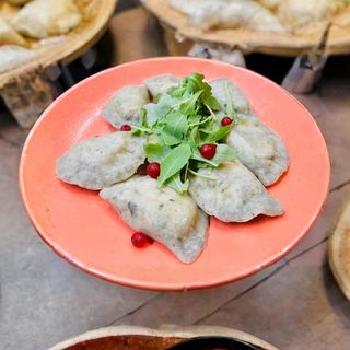 Zielone pierogi z fetą i suszonymi pomidorami - 8 szt