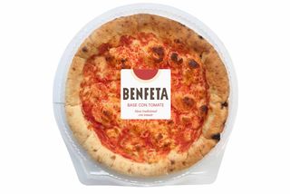 Base de pizza con tomate estirada a mano