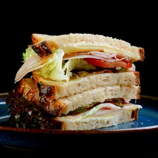 KANAPKA Z SEREM, SZYNKĄ, JAJKIEM