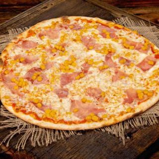Pizza medie Prosciutto cu porumb.
