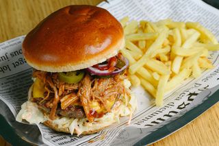 Телешки бургер с дърпано свинско месо