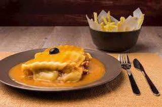 Francesinha com queijo da Serra