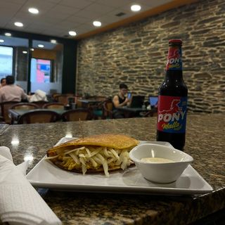 Cachapa con carne y queso + Bebida